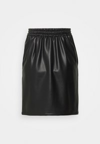 Jupe noire en similicuir avec taille élastique et détails froncés, longueur genou, design minimaliste sur fond blanc.