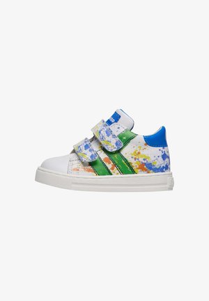 Sneaker bianco con strisce verde e blu, chiusure a strappo e design con spruzzi colorati. Suola in gomma con superficie testurizzata per una maggiore aderenza.
