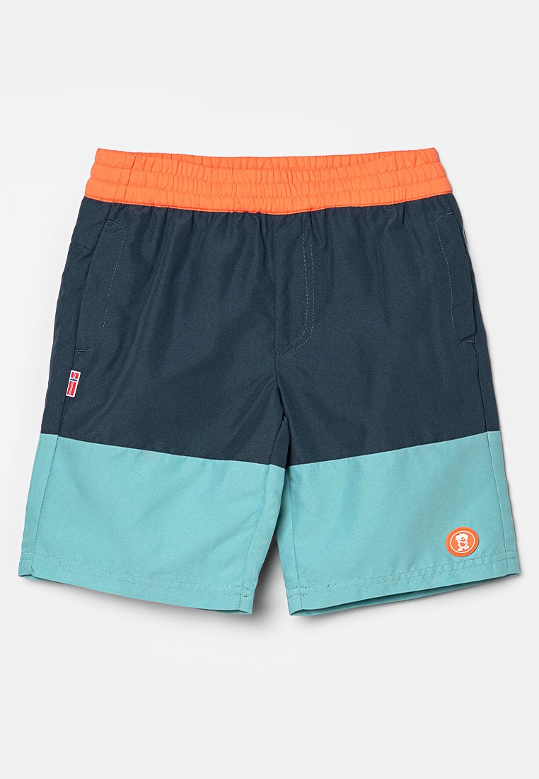Blå och teal simshorts med ett elastiskt orange midjeband, med en logotyppatch och sidofickor. Tillverkade av lätt tyg.