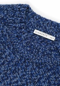 Niebiesko-szary sweter z dzianiny z prążkowanym kołnierzem i białą metką rozmiaru "ELEMENTY XS/S" przyszytą wewnątrz linii szyi.