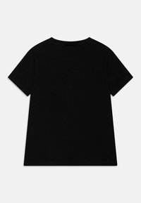 Camiseta de algodón negra con cuello redondo y mangas cortas. Textura suave, corte recto, sin patrones ni acentos visibles.