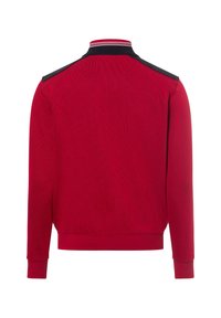 Giacca pullover rossa con una finitura testurizzata, caratterizzata da un colletto nero e dettagli sulle spalle, e polsini e orlo a costine.
