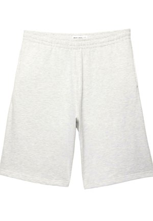 Pantaloni scurți casual gri deschis cu talie elastică, până la genunchi, confecționați dintr-un material moale, așezați pe o suprafață plată pe fundal alb.