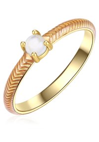 Arany gyűrű középső fehér kővel, texturált sávval, amely halszálka mintázatot mutat, és fényes belsővel.