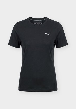 Czarny dopasowany t-shirt z krótkim rękawem, okrągłym dekoltem i małym białym logo na lewej piersi na jednolitym tle.