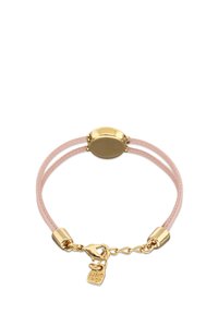 Bracelet en cuir rose avec accessoires dorés, pièce centrale ovale, et un petit charm en forme de cadenas. Texture en daim avec des accents lisses. Deux brins.