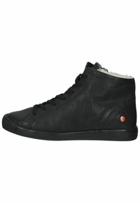 Basket haute en cuir noir avec une texture lisse, bout rond, design à lacets et douillette doublure en fourrure blanche douce au col.
