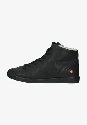 Basket haute en cuir noir avec une texture lisse, bout rond, design à lacets et douillette doublure en fourrure blanche douce au col.