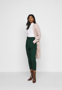 Vero Moda Petite VMEVA PAPERBAG - Calças - pine grove