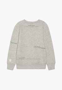 Felpa grigia con una texture morbida, caratterizzata da diversi loghi stampati in blu scuro e verde. Ha un collo rotondo e polsini a coste.