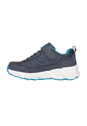 Grauer Sportschuh mit blauen Akzenten, versehen mit einem atmungsaktiven Mesh-Obermaterial, Schnürung und Klettverschluss, sowie einer strukturierten weißen Sohle.