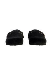 Zoccoli in suede nero con punta arrotondata, dotati di una fibbia decorativa e di una suola testurizzata, progettati per comfort e uso quotidiano.
