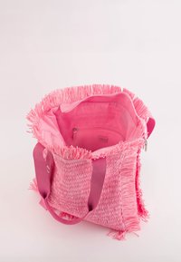 Rosa halmhandväska med fransdetaljer, med ett mjukt tyginteriör och en zip-ficka. Handtag i matchande rosa färg.