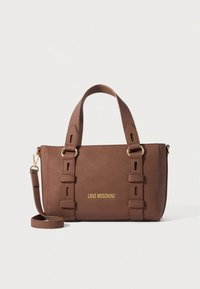 Brązowa torebka z ekoskóry z złotymi okuciami, podwójnymi uchwytami, paskiem na ramię i wycięciami po bokach. Wytłoczony napis "LOVE MOSCHINO".