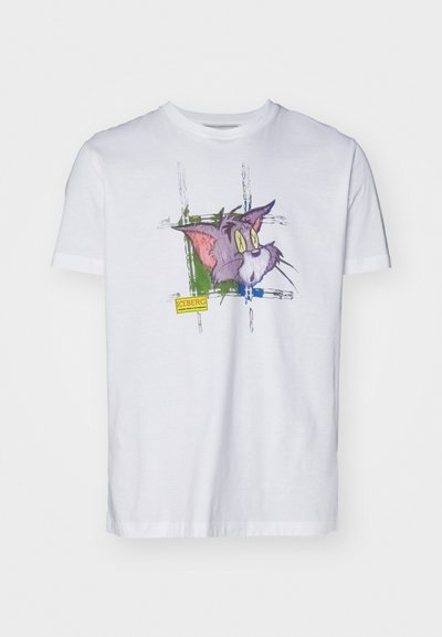 Camiseta de algodón blanca con un gráfico de un gato de dibujos animados colorido, con acentos de pinceladas en verde y azul y una etiqueta amarilla que dice "ICEBERG".