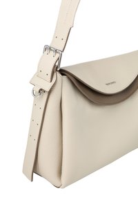 Beige leren schoudertas met een gladde textuur, een gevouwen klep en een verstelbare band met zilverkleurige hardware.