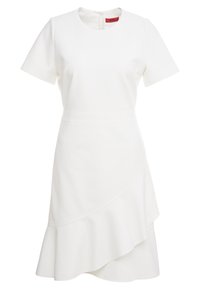 Robe blanche à manches courtes, col rond, taille cintrée et ourlet asymétrique à volants, fermeture éclair au dos.