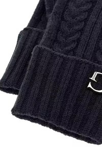 Czarna dzianinowa czapka z prążkowaną fakturą i wzorem warkocza. Srebrne logo na mankiecie. Miękki i ciepły materiał.