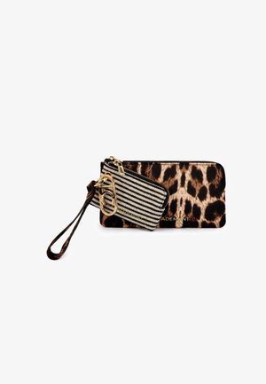 Cartera con estampado de leopardo de textura suave; cuenta con un tarjetero a rayas y detalles en color dorado, incluyendo una cremallera y una correa para la muñeca.