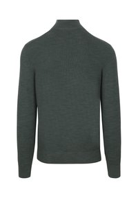 Donkergroene, gebreide trui met een hoge kraag en lange mouwen. De stof heeft een subtiele textuur en de zoom en manchetten zijn geribd.