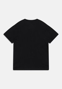 Fekete, rövid ujjú, kerek nyakú póló, hátulról, fehér háttér előtt.