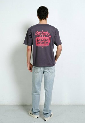 - T-shirt z nadrukiem