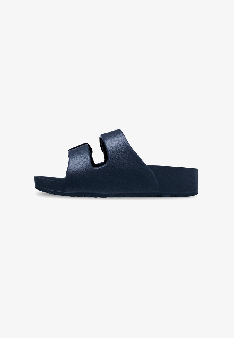 Granatowe klapki nawiązujące do stylu navy, wykonane z teksturowanego materiału syntetycznego, z dwoma szerokimi paskami i otwartym czubkiem oraz płaską podeszwą.