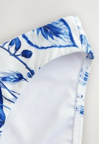 Vybrané, white blue floral