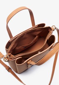 Borsa a tracolla in pelle marrone con chiusura a zip, tracolla regolabile e tasche interne. Texture liscia e fodera marrone chiaro.