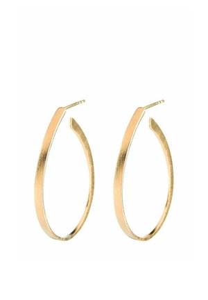 Para cienkich, wydłużonych, owalnych złotych kolczyków kołowych o gładkich, lekko płaskich powierzchniach i zapięciach na sztyft.