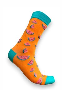 Calcetines naranjas con un puño turquesa que presenta un diseño de sandías, incluyendo rodajas rosas con semillas negras. Material de algodón, longitud hasta la mitad de la pantorrilla.