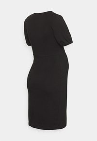 Vestido midi preto com mangas curtas em balão, decote redondo e silhueta ajustada, feito de um tecido suave e elástico.