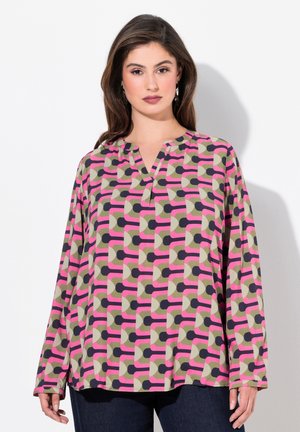 Langärmlige Bluse mit einem geometrischen Muster aus rosa, grün und schwarzen Formen auf einem cremefarbenen Hintergrund; verfügt über einen V-Ausschnitt und einen lässigen Schnitt.
