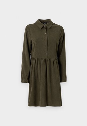 Olijfgroene corduroy jurk met lange mouwen, knoopsluiting aan de voorkant, puntkraag en een uitlopende rok. Bevat een subtiele verticale ribbelstructuur.