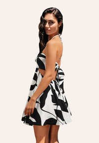 Cupshe Vestido informal - white black