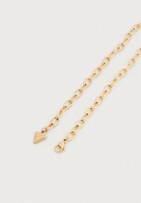 Κολιέ από μεταλλική αλυσίδα σε χρυσό τόνο με ελλειπτικούς κρίκους και τριγωνικό ταμπελάκι με κλείσιμο ασφαλείας, που παρουσιάζει έναν απλό αλλά κομψό σχεδιασμό.