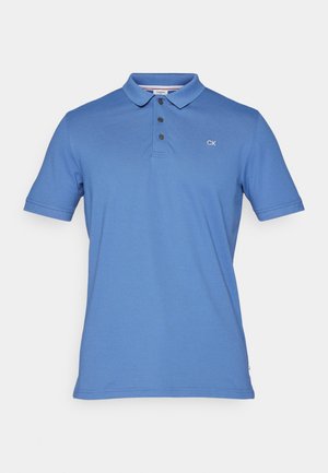 Μπλε βαμβακερό polo μπλουζάκι με γιακά, τρία κουμπιά, κοντά μανίκια και μικρό λογότυπο CK στο στήθος.