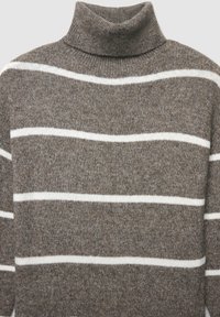 Maglione marrone con colletto alto, caratterizzato da righe bianche orizzontali. Realizzato in un materiale morbido e testurizzato, con una vestibilità comoda.