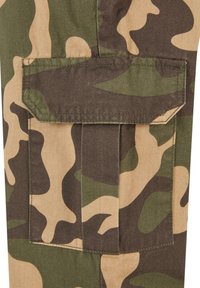 Kamuflasje cargobukser i nyanser av grønt, brunt og beige, med en stor sidelomme og solid stoff med teksturert finish.