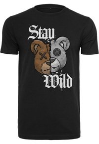 Juodas medvilnės marškinėliai su grafika, vaizduojančia dvi meškos bajas, viena ruda, kita pilka, su užrašu "Stay Wild" ryškiu baltu šriftu.