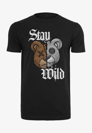 Fekete pamut póló, amelyen két medvearc grafika található: az egyik barna, a másik szürke, a "Stay Wild" felirattal bold fehér betűkkel.