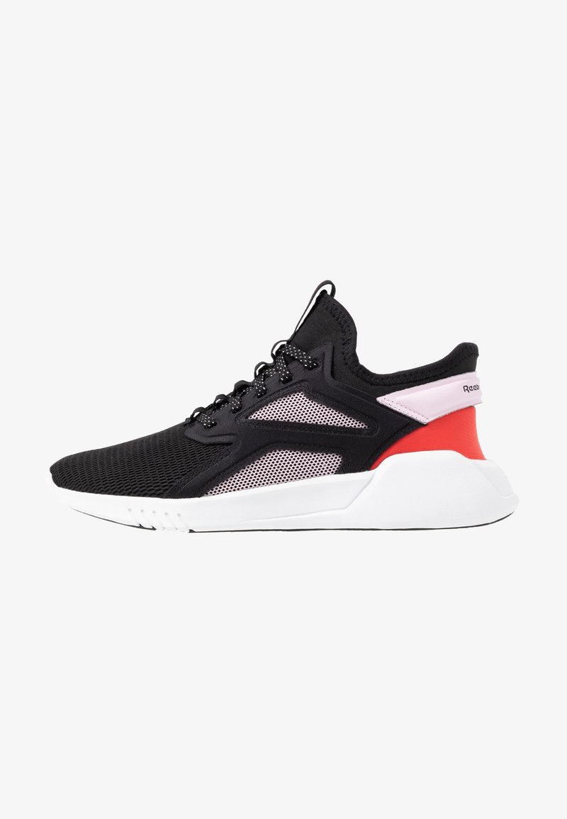 Zapato deportivo de malla negro y rosa con cordones negros, suela blanca y detalle rojo en el talón, mostrado desde el lado exterior.