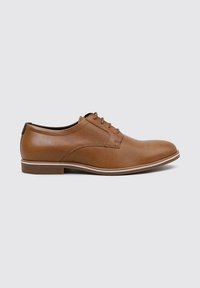 Chaussures en cuir marron à lacets avec une texture lisse, bout rond et semelle extérieure blanche contrastante. Présente un design minimaliste et sans motifs.