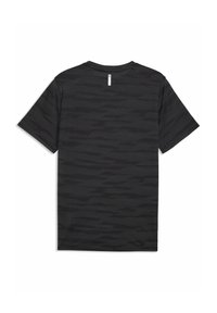 Μαύρο πουκάμισο με κοντά μανίκια με διακριτικό οριζόντιο κυματιστό μοτίβο σε σκούρο γκρι και μια μικρή κάθετη ανακλαστική λωρίδα κοντά στο γιακά στο πίσω μέρος.