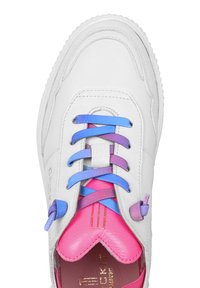 Weißes Leder-Sneaker mit mehrfarbigen Schnürsenkeln (blau, lila, pink). Auffälliges herzförmiges Akzent auf der Zunge und strukturiertes Sohlen-Design.