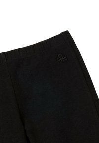Tessuto nero con cintura elastica e piccolo logo ricamato vicino al bordo superiore sul lato destro.