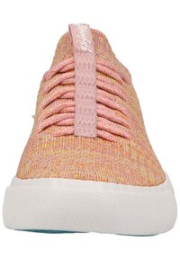 Růžové pletené tenisky s texturovaným materiálem, s šněrovacím designem, bílou gumovou podrážkou a smyčkou na zadní straně pro snadné nazouvání.