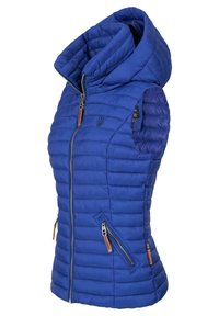 Blauwe geïsoleerde vest met hoge kraag en capuchon, voorzien van een gewatteerd patroon, twee zijzakken met rits en leren accenten op de ritsen.