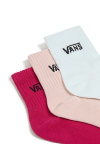 Tre par ribbede sokker i pink, lys pink og lys blå. Hver sok har et sort "VANS"-logo på kanten.