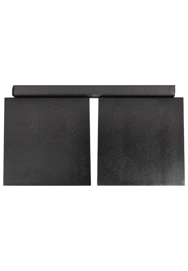 Dos paneles deflectores de quitanieves de metal negro con una barra superior cilíndrica sobre un fondo blanco.